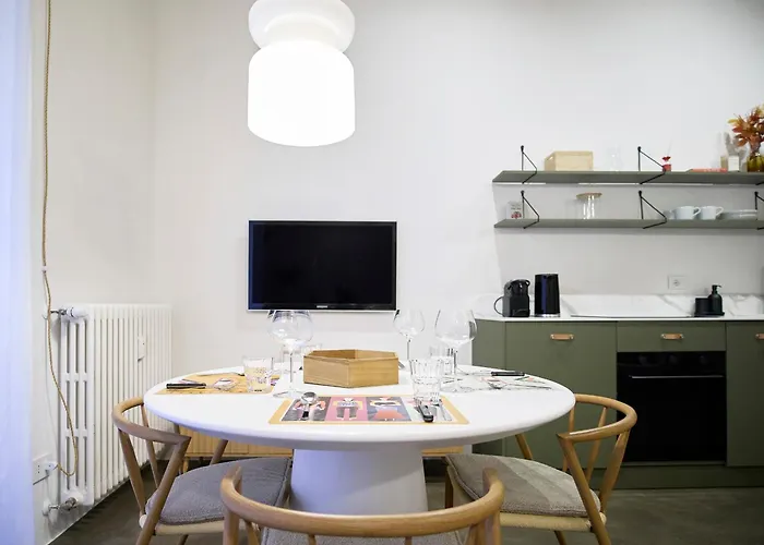 Design With Private Street Entrance Apartment *