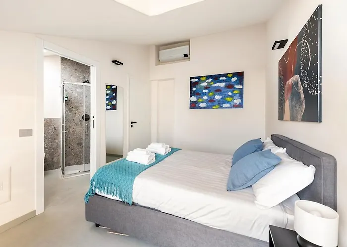 Luxury Elegant Penthouse 2 Bedrooms, 2 Bathrooms