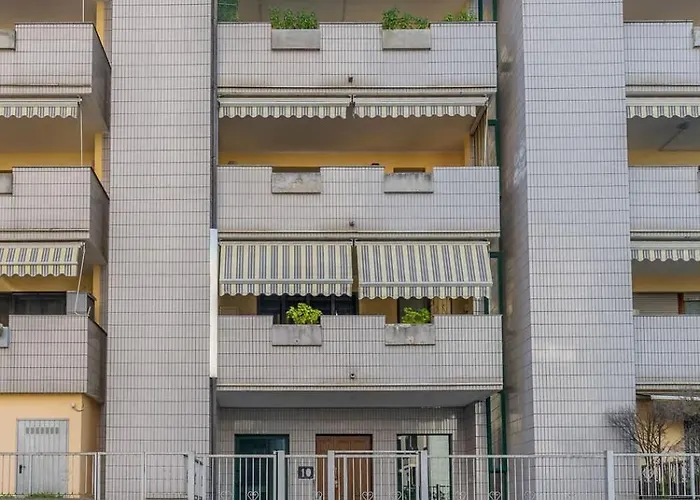 Homey Grandeur - Spacious With Terrace & Wi-fi Apartment