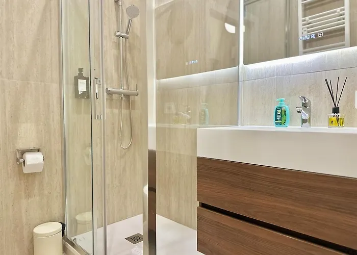 Apartamento Designer Apartment, Entire Home, 2 Bathrooms, For Families, Groups