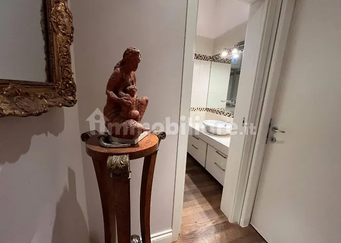 Chandelier - Center Apartment *