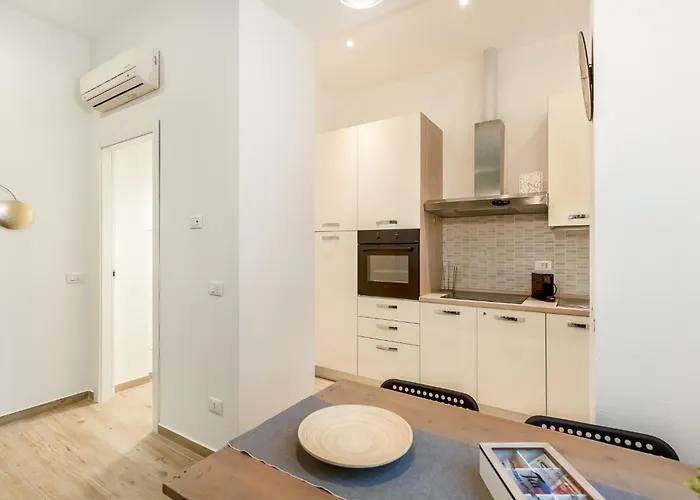 Entire With Patio In The Isola Area Apartment *