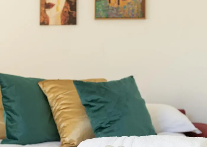 Apartment Artstay - Near Metro, Train Station, Isola Mailand