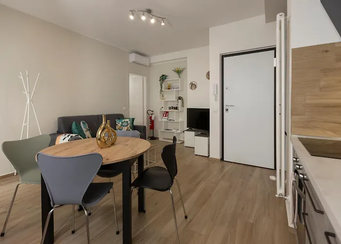 Art - Bocconi Near Train Station, Navigli Milão