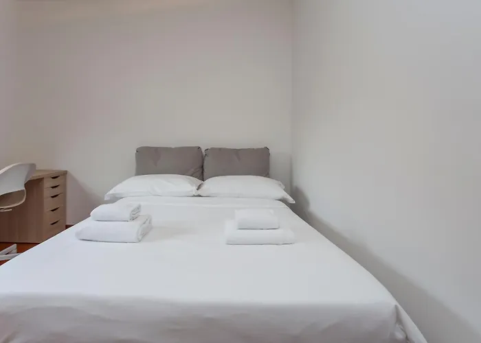 Metro 4 Spacious And Bright Three-room דירה *