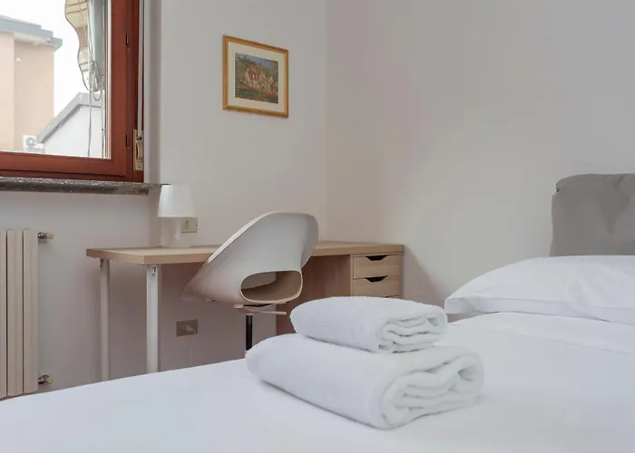 Metro 4 Spacious And Bright Three-room 아파트 *