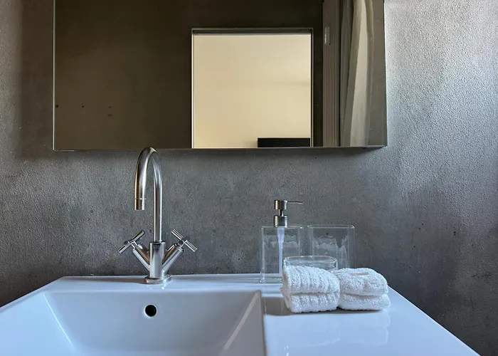 Urban Retreat Minutes Away From Duomo Cathedral *