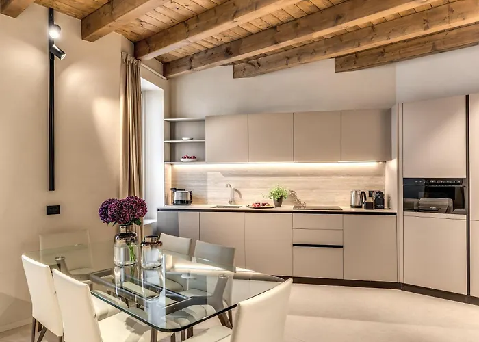 Seety Porta Romana Statue Apartment