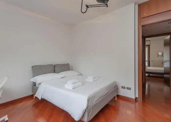 Metro 4 Spacious And Bright Three-room *