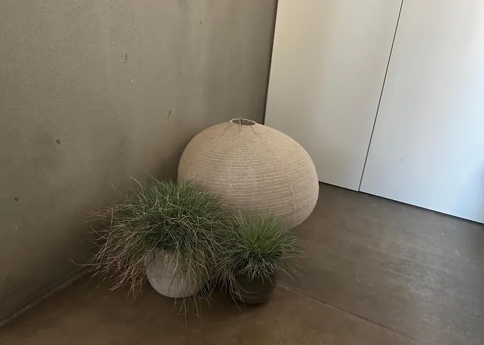 Urban Retreat Minutes Away From Duomo Cathedral アパート ミラノ