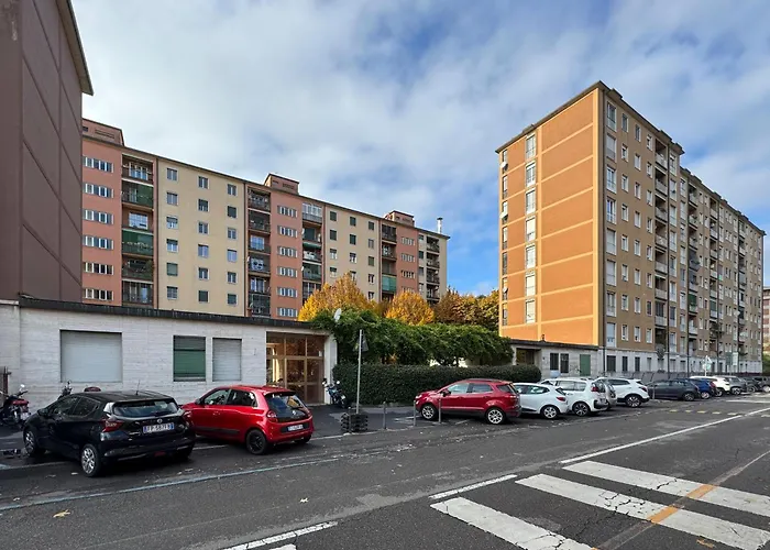 Art - Bocconi Near Train Station, Navigli * Milão