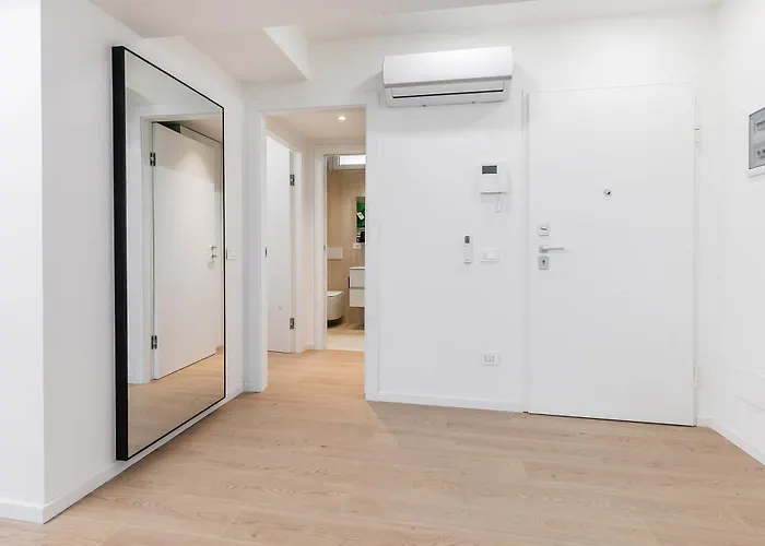 Urban Jungle M3 Duomo 12 Min * ミラノ