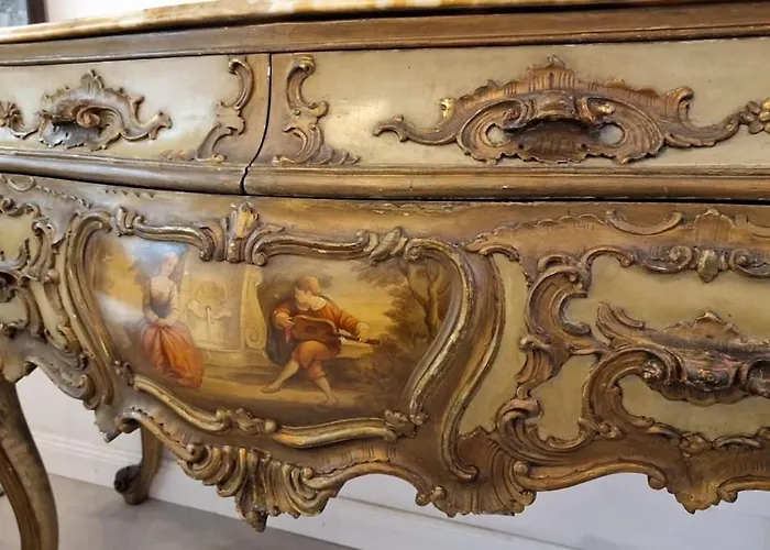 - Stylish, Historic, Luxury Mediolan