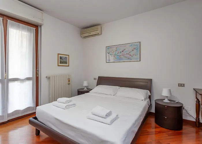 Metro 4 Spacious And Bright Three-room 아파트