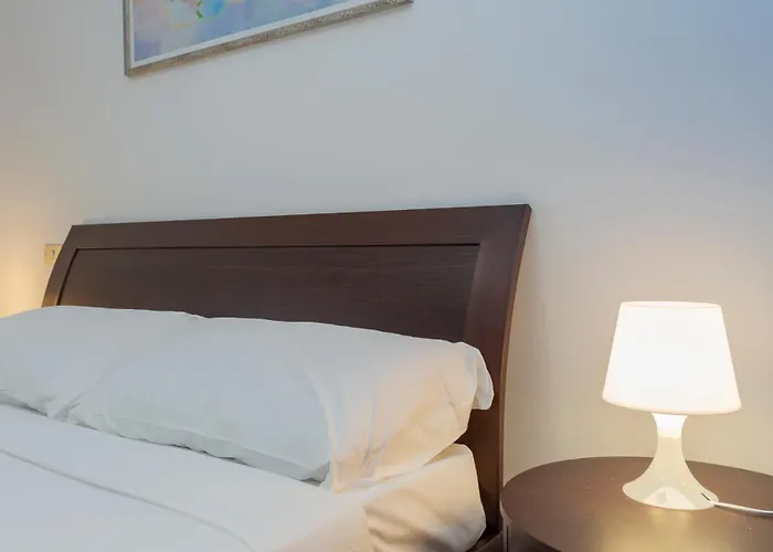 Metro 4 Spacious And Bright Three-room דירה *