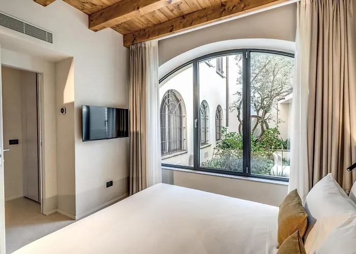 Seety Porta Romana Statue Apartment Milan