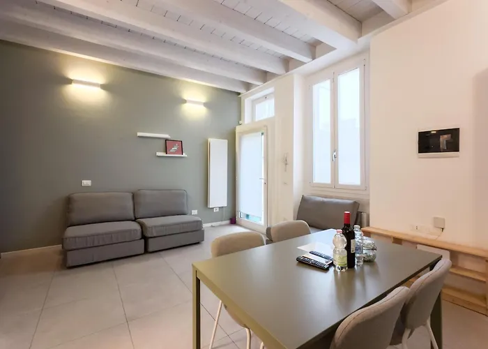 Navigli - Via Vigevano 45 *