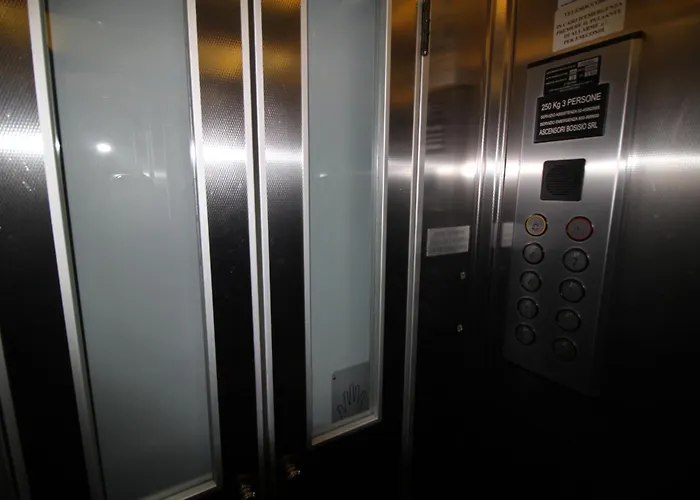 Check-inganni, Sopra La Metropolitana Fianco Cdi Apartment *