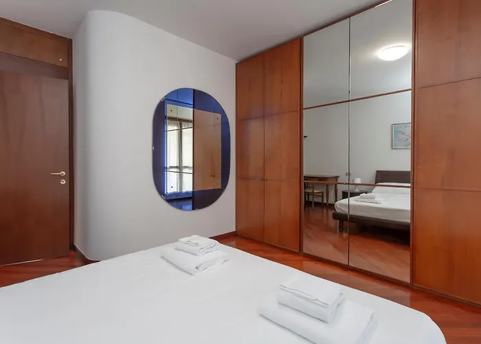 Metro 4 Spacious And Bright Three-room 아파트