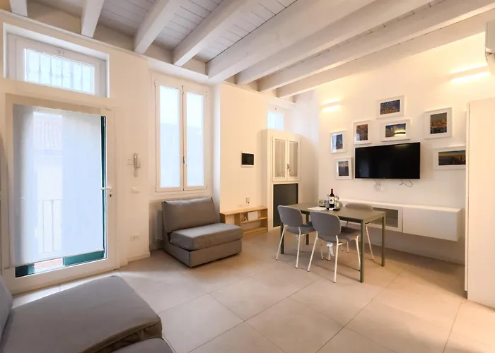 Navigli - Via Vigevano 45 *