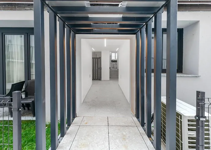 Urban Jungle M3 Duomo 12 Min * ミラノ