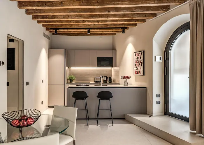 Seety Porta Romana Statue