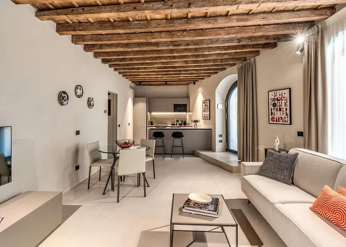 Seety Porta Romana Statue