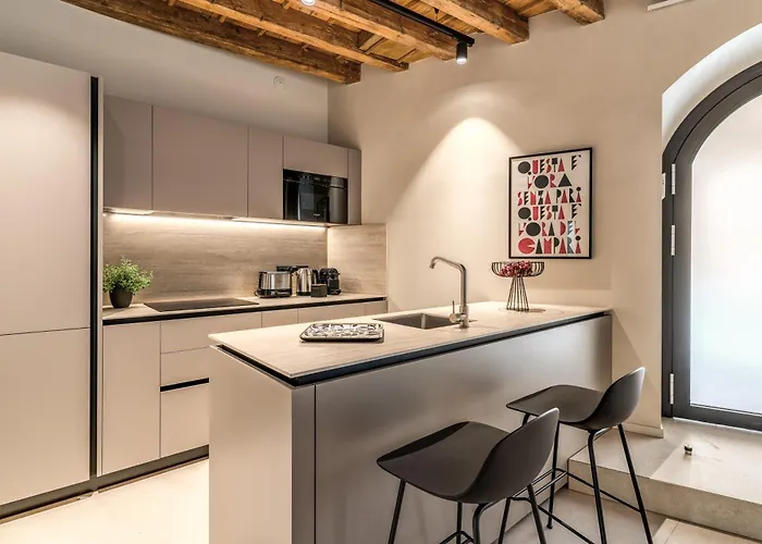 Seety Porta Romana Statue Apartment *