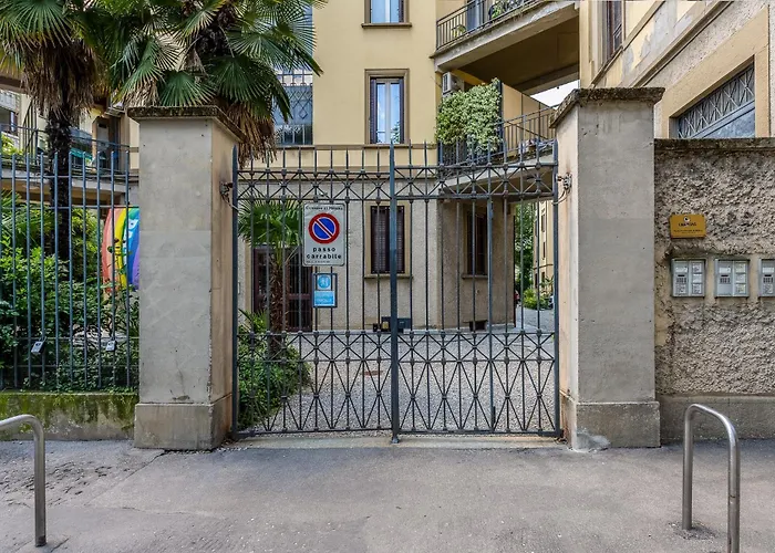 Entire With Patio In The Isola Area Apartment