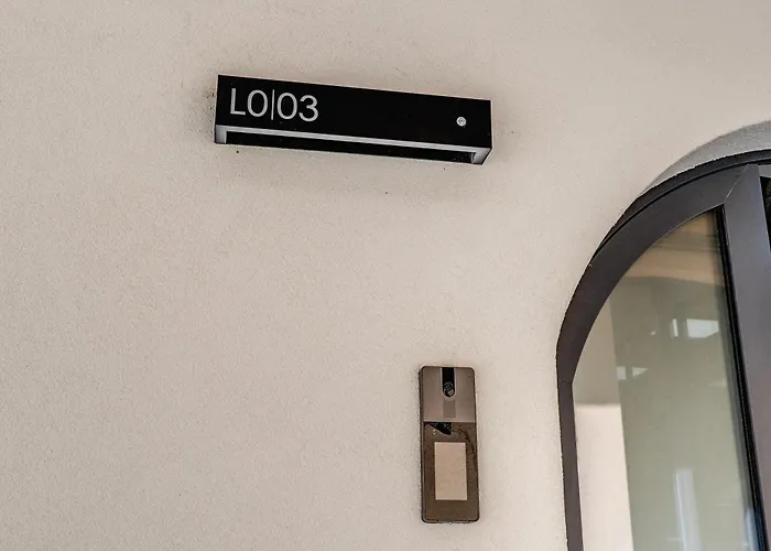 Seety Porta Romana Statue Apartment Milan