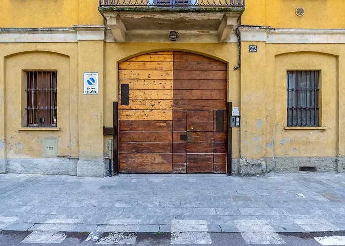Modern Flat Near Skyline *