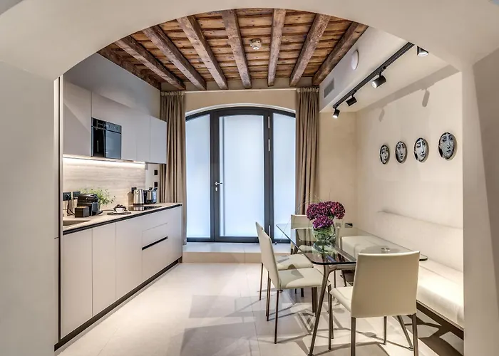 Seety Porta Romana Statue