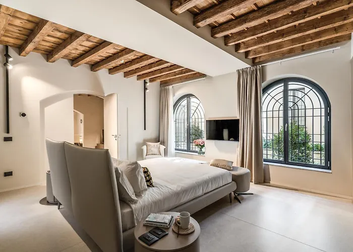 Seety Porta Romana Statue Apartment