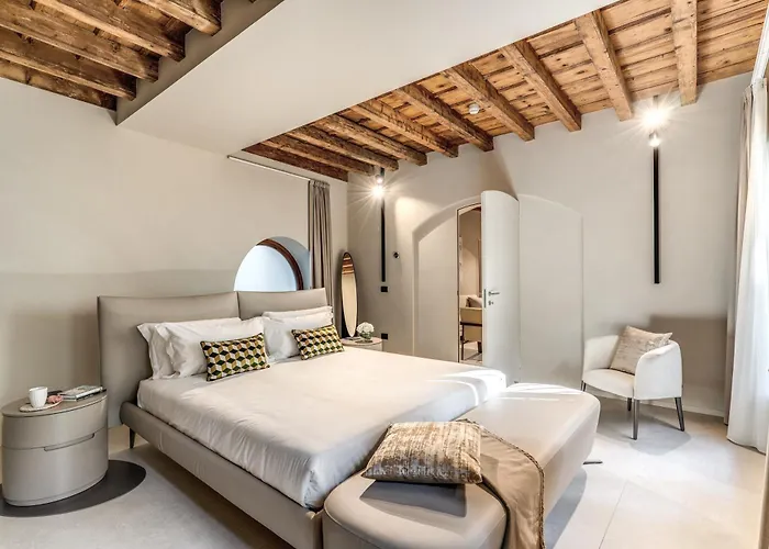 Seety Porta Romana Statue Apartment Milan