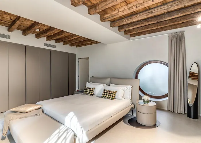 Seety Porta Romana Statue Milan