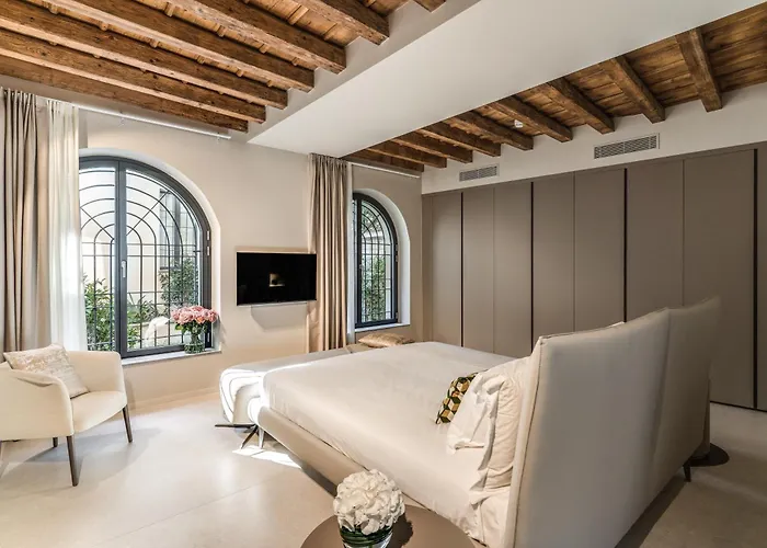 Seety Porta Romana Statue