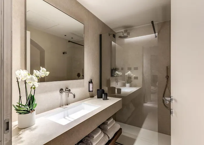 Seety Porta Romana Statue Apartment