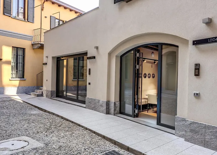 Seety Porta Romana Statue