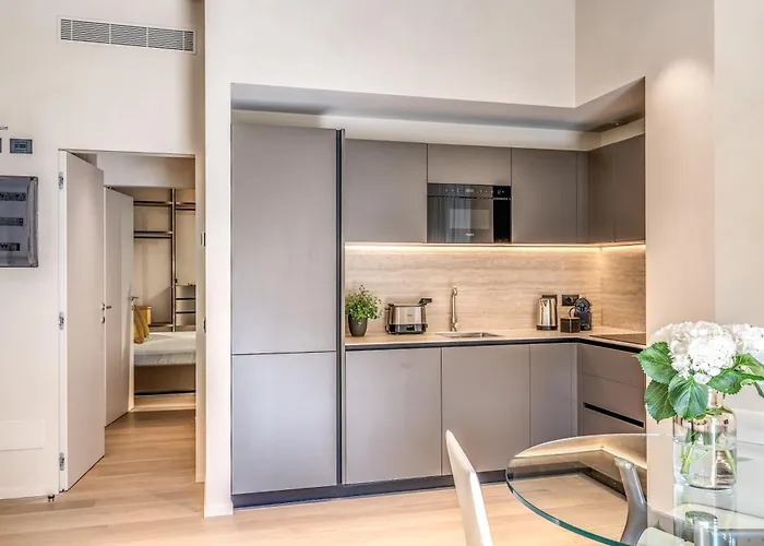 Seety Porta Romana Statue Apartment