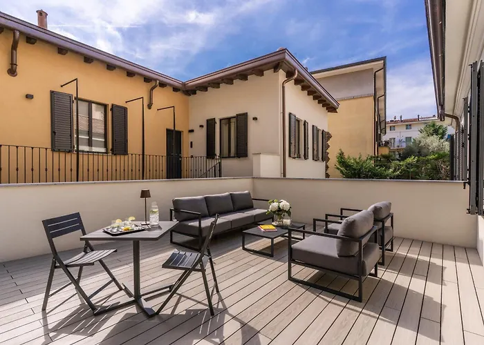 Seety Porta Romana Statue Apartment Milan