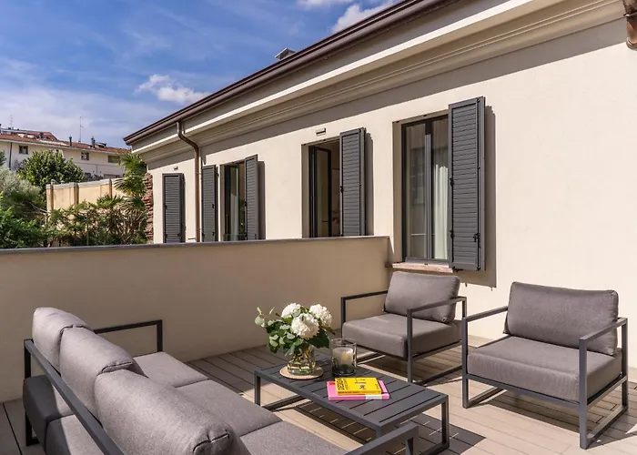 Seety Porta Romana Statue Apartment