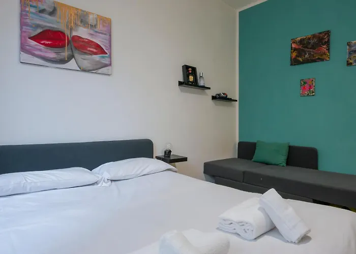 I Host - Sacconi 6 Milan