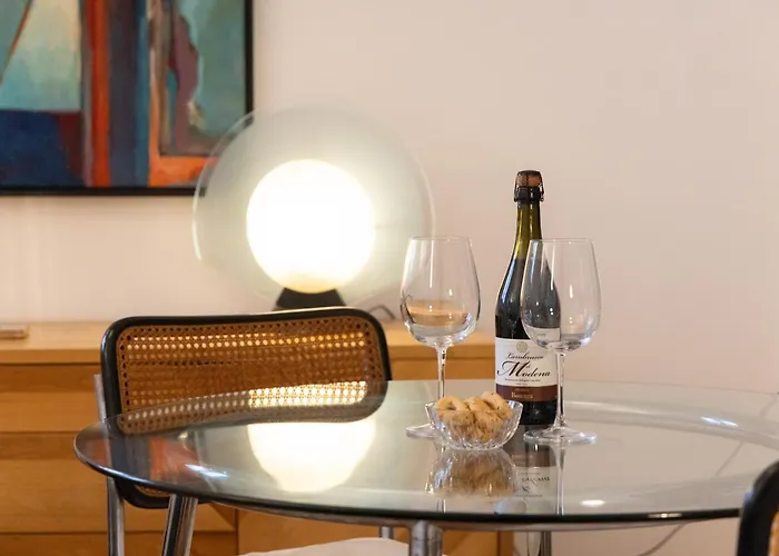 Chic Design 80 Sqm - Sleeps 6 - Metro 2 Min アパート