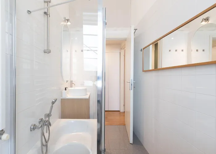 Chic Design 80 Sqm - Sleeps 6 - Metro 2 Min アパート *