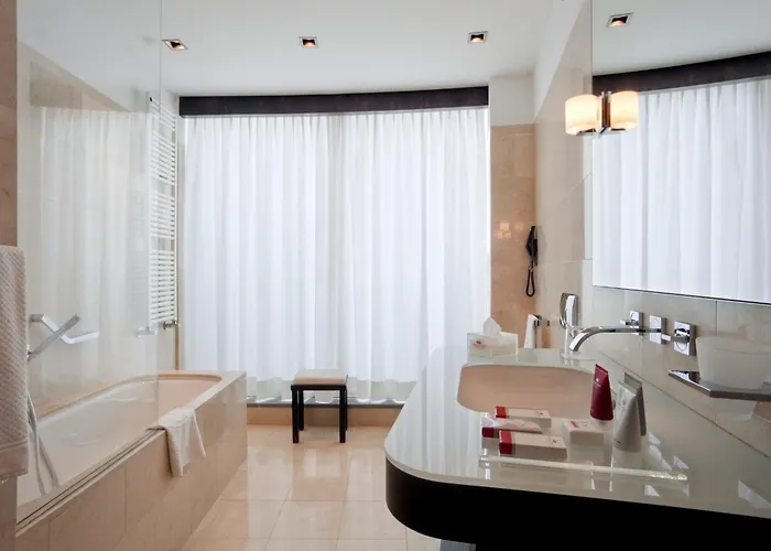 Crowne Plaza By Ihg 4*