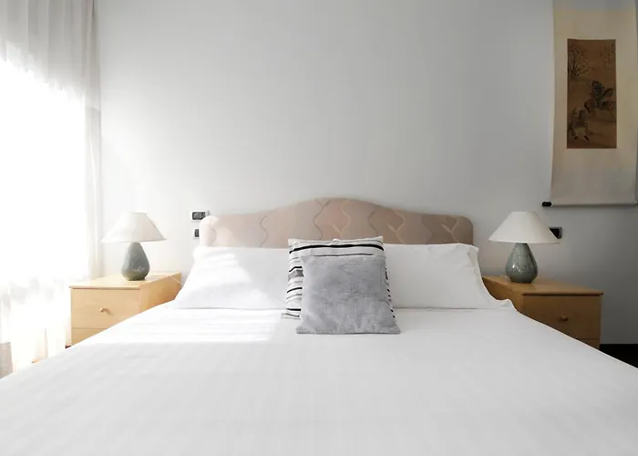 Final Weekend Design Week - Up To 4 People - 2 Bathrooms *