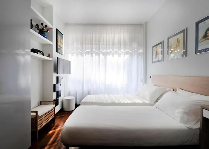 Final Weekend Design Week - Up To 4 People - 2 Bathrooms *