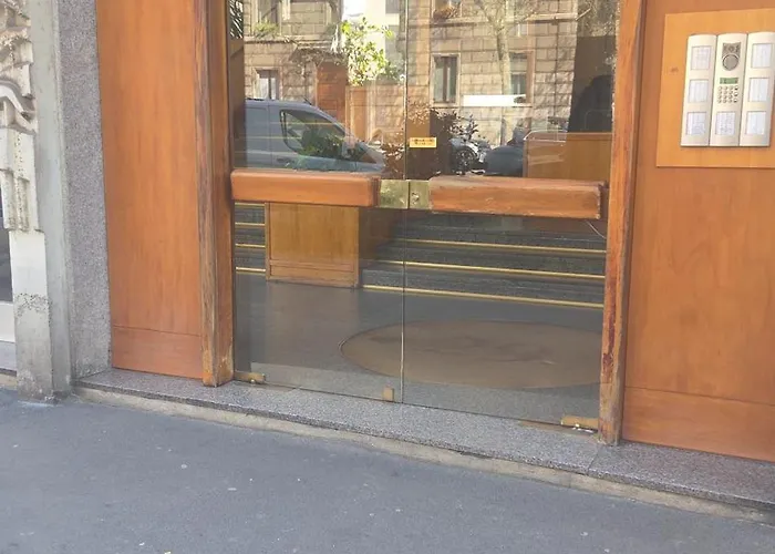 Final Weekend Design Week - Up To 4 People - 2 Bathrooms *