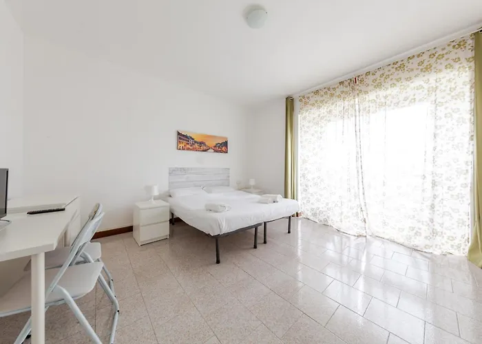 Guesthost - Bonola M1 Bright & Functional Flat Apartment Mailand