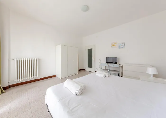 Guesthost - Bonola M1 Bright & Functional Flat